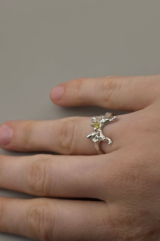 Petit Ribbon Ring